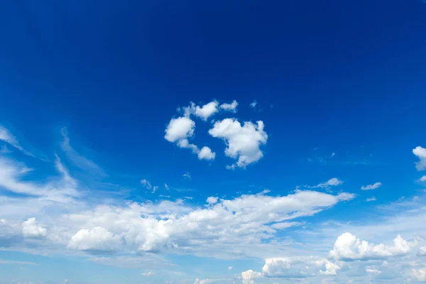 白い雲と青い空 — ストック写真