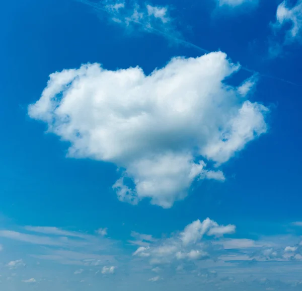 雲を背景に青い空 — ストック写真