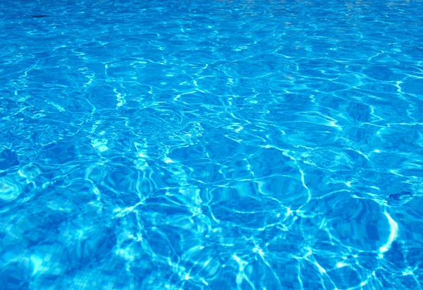 Eau Piscine Bleue Avec Reflets Solaires — Photo