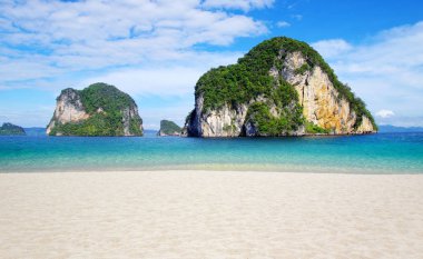 Kayalar ve denizde Krabi Thsiland görünümünü