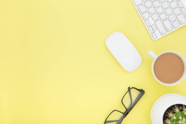 tablet, klavye, kahve fincanı ve gözlük ile çalışma alanı alanı Sarı zemin üzerine kopyalayın. Üstten Görünüm.