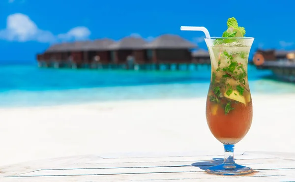 Cocktail Met Vervaging Strand Zee Achtergrond — Stockfoto