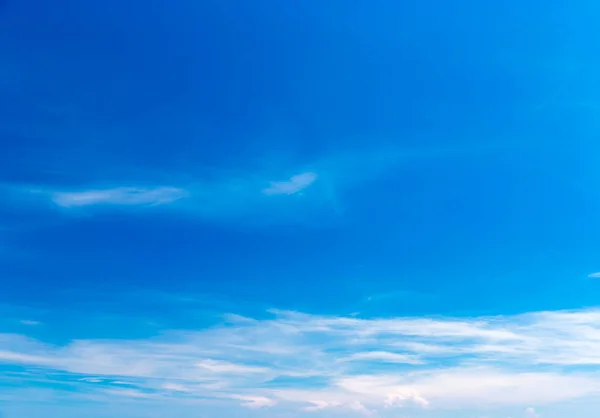 Blå Himmel Med Vita Cumulus Moln — Stockfoto