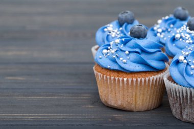 Beyaz ahşap bir masa üzerinde lezzetli mavi top kek