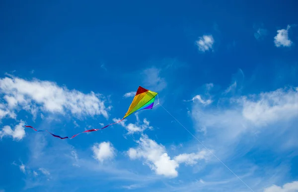 Vlieger Vliegen Lucht Tussen Wolken — Stockfoto