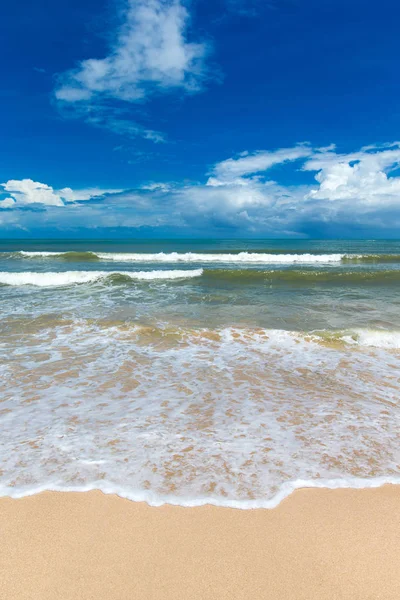 Pohled Moře Tropické Pláži Slunečnou Oblohou Letní Pláž Paradise — Stock fotografie