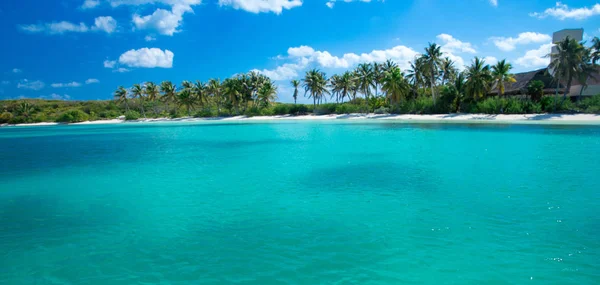 Malowniczej Pięknej Plaży Tropikalne Morze Niebieski — Zdjęcie stockowe