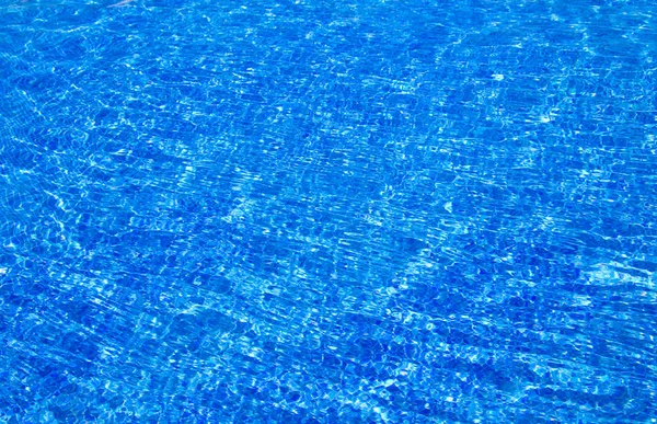 Acqua Della Piscina Blu Con Riflessi Solari — Foto Stock