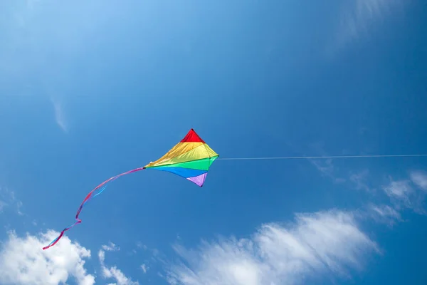 Kite Flyger Himlen Bland Molnen — Stockfoto