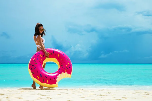 Mujer Con Rosquilla Inflable Playa Verano Día Soleado Concepto Vacaciones — Foto de Stock