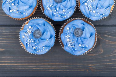 Beyaz ahşap bir masa üzerinde lezzetli kek