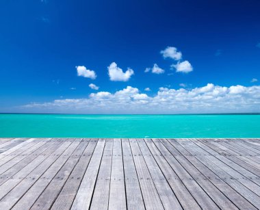 Mavi deniz ve mavi gökyüzü