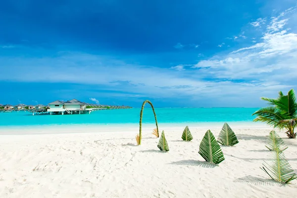 Tropisch Strand Malediven Met Weinig Palmbomen Blauwe Lagune — Stockfoto