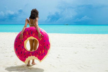 Yaz güneşli gün plajda şişme çörek kadınla. Yaz tatil kavramı.