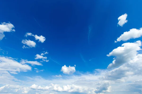 Ciel Bleu Avec Des Nuages Blancs — Photo