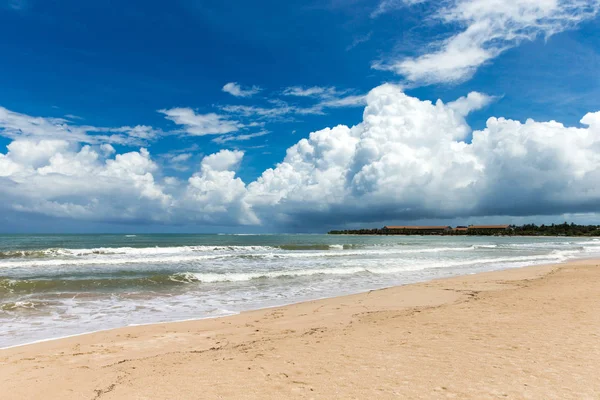 Güneşli Gökyüzü Ile Tropikal Plaj Deniz Manzara Yaz Cennet Plaj — Stok fotoğraf