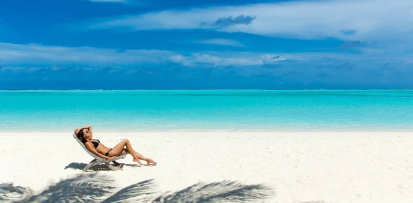 Donna Rilassarsi Sulla Spiaggia Vacanze Paradiso Oceano Spiaggia Relax Viaggi — Foto Stock