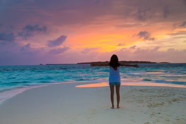 女人在沙滩上放松 在天堂度假 海洋海滩放松 前往马尔代夫群岛 — 图库照片