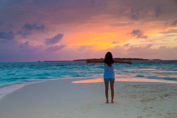 Woman Relax Beach Vacation Paradise Ocean Beach Relax Travel Maldives — Stock Photo, Image