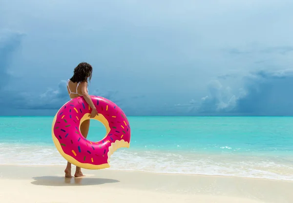 Vrouw Met Opblaasbare Donut Het Strand Zonnige Zomerdag Zomer Vakantie — Stockfoto