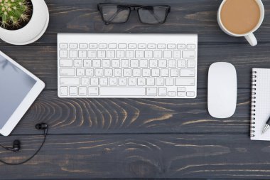 Ofis İşyeri bilgisayar klavye, fare, kahve fincanı, Not defteri, kalem ve gözlük  