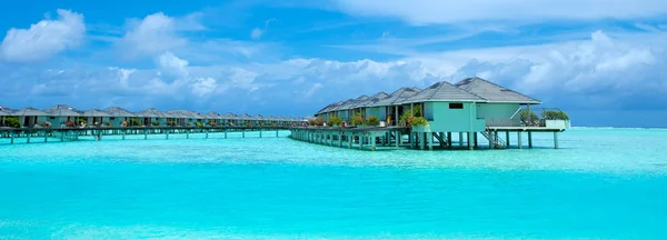 Plage Avec Bungalows Aquatiques Aux Maldives — Photo