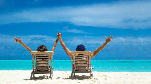 Pareja Una Playa Tropical Maldivas —  Fotos de Stock