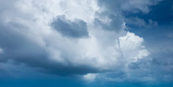 Sfondo Cielo Nuvoloso Blu Con Spazio Copia — Foto Stock