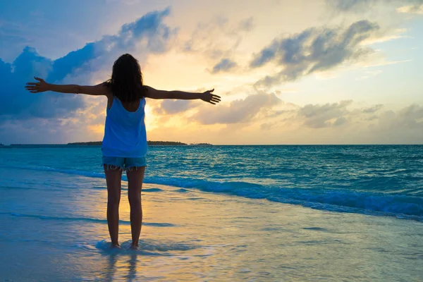 Kadın Kumsalda Sakin Tatil Cenneti Okyanus Plaj Sakin Maldivler Adaları — Stok fotoğraf