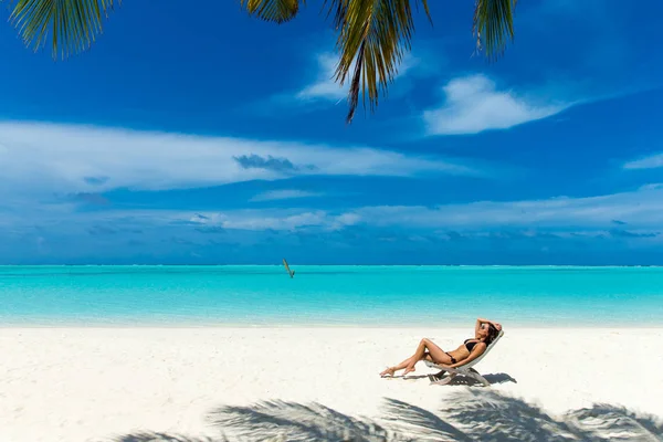 Donna Rilassarsi Sulla Spiaggia Vacanze Paradiso Oceano Spiaggia Relax Viaggi — Foto Stock