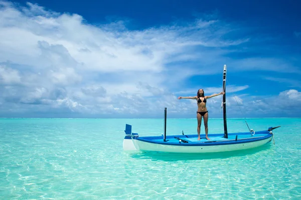 Žena Relaxovat Pláži Dovolená Ráji Ocean Beach Relaxovat Cestovat Ostrovy — Stock fotografie