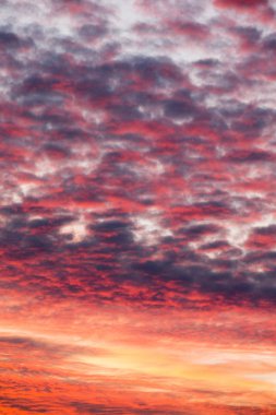 Sakin deniz yüzeyinde renkli günbatımı gökyüzü