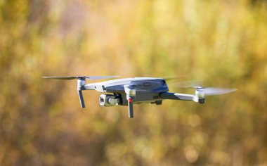 Digital fotoğraf makinesi ile uçan uçak helikopter.