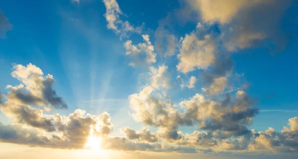 Zonsondergang Met Zonnestralen Hemel Met Wolken Zon — Stockfoto
