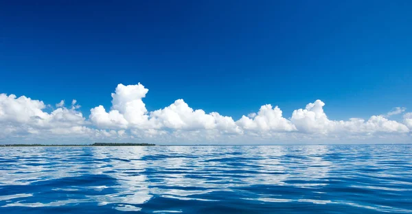 Strahlend Blauer Himmel Hintergrund Mit Winzigen Wolken — Stockfoto