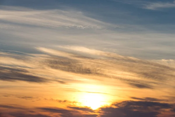 Farbenfroher Sonnenuntergangshimmel Über Ruhiger Meeresoberfläche — Stockfoto