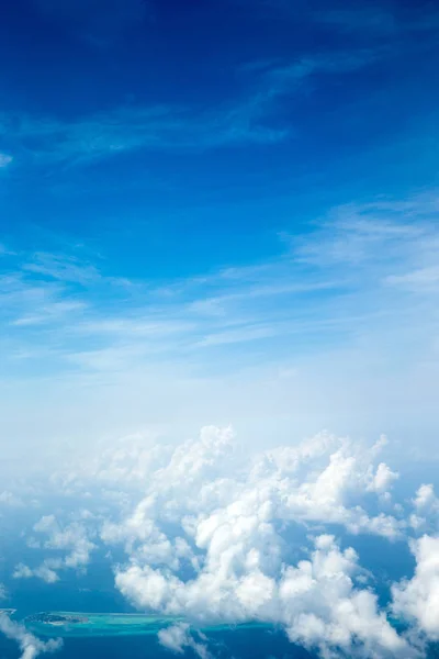 小さな雲の明るい青空背景 — ストック写真