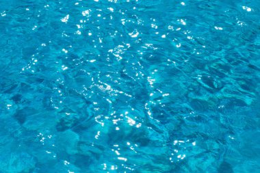 Güneş yansımalı mavi havuz suyu