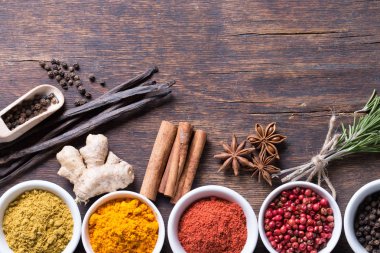 Maydanoz bitkisi beyaz arkaplanda izole edildi.