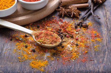 Maydanoz bitkisi beyaz arkaplanda izole edildi.