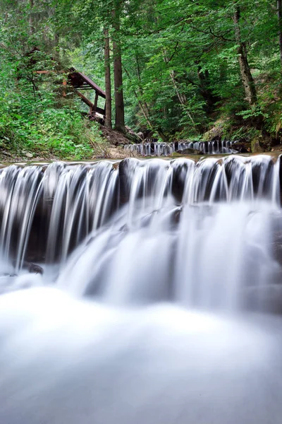 Panoramautsikt Över Vackra Djupa Skog Vattenfall — Stockfoto