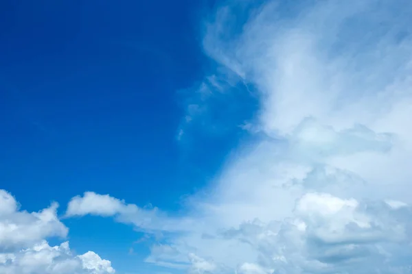 Голубой Фон Неба Крошечными Облаками — стоковое фото