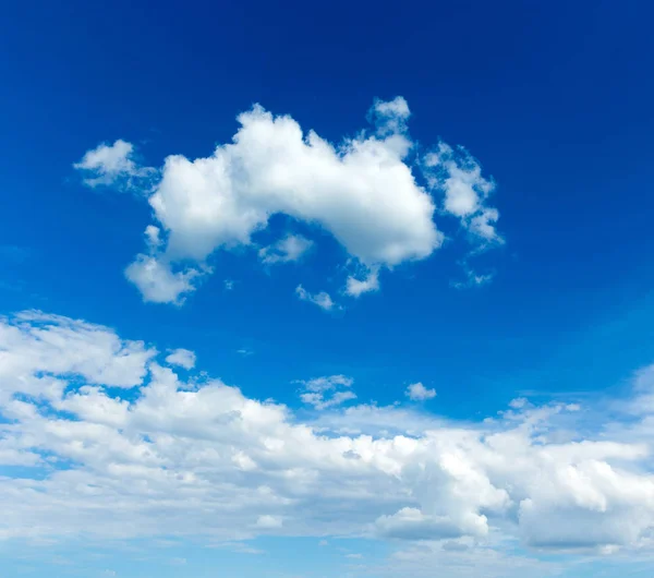 Голубое Небо Белыми Облаками — стоковое фото