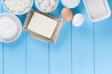 Mavi ahşap zemin üzerine taze süt ürünleri