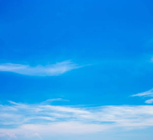 Céu Azul Com Nuvens Brancas — Fotografia de Stock