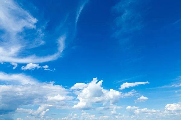 Blå Himmel Bakgrund Med Små Moln — Stockfoto
