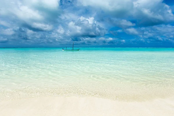 Tropiska Maldiverna Med Vit Sandstrand Och Hav — Stockfoto