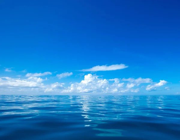Moln Blå Himmel Över Lugnt Hav Med Solljus Reflektion — Stockfoto