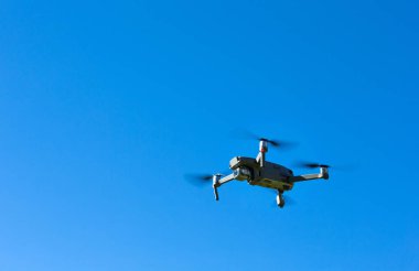 Digital fotoğraf makinesi ile uçan uçak helikopter.