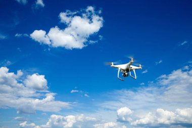 Digital fotoğraf makinesi ile uçan uçak helikopter.